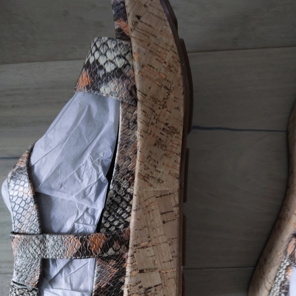 Sandals - Picture 2 of 3